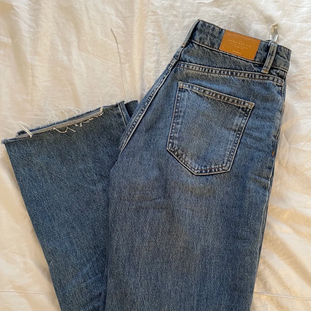 Skitsnygga Hjögmidjade jeans från Stradivarius! Använda några fåtal gånger så de är nästan som nya :)      (jag är 170 och har 26-27 i midja) . Jeans & Byxor.