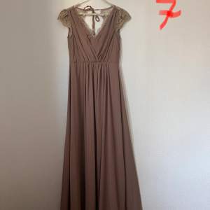 En väldigt vacker By Malina klänning! Storlek 34 ( XS). Har aldrig använts! Nypris 3300kr 
