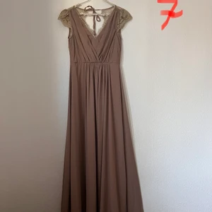 By malina klänning  - En väldigt vacker By Malina klänning! Storlek 34 ( XS). Har aldrig använts! Nypris 3300kr 