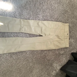 Zara skinnbyxor  - Säljer dessa super fina skinnbyxorna från Zara! Köpt för ungefär 2 månader sedan men de har tyvärr aldrig kommit till användning!💕