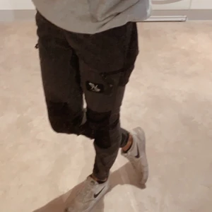 revolution race fritidsbyxa grå/svart - säljer mina RR byxor då jag vuxit ur dom. Är över 1.70 och är perfekt i längd. Svart/grå med kardborreband vid fotleden. Väldigt sköna både till vardags och vid aktivitet. Storlek XS/34