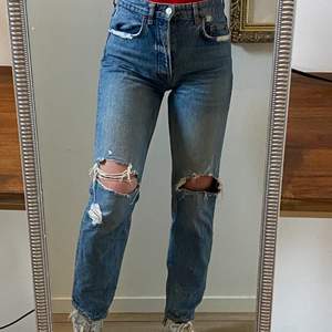 Slitna jeans från Zara i storlek 34. Byxorna är supersköna. Hålen har gått upp och blivit större så de är mer slitna än vad de var när kag köpte dem. Se bild 3 för slitningen. ☺️