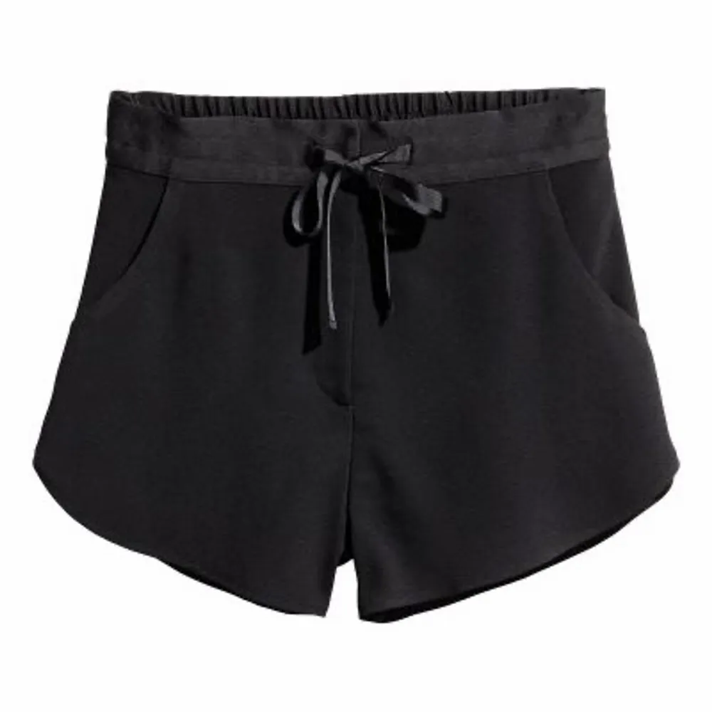 Fina shorts från HM i storlek 36. Jag har svarta men slängde in en produktbild med shortsen på (annan färg). Frakten betalas av köparen 💕. Shorts.