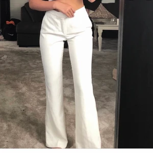 Vita kostymbyxor - Säljer dessa sjukt snygga kostymbyxorna från Zara ! De har en perfekt passform 💕💕 de är som nya då de är endast använda ett fåtal gånger 