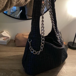 Väska från NAKD  - Jätte snygg väska från NAKD, säljer för jag har en liknande! Tror inte den säljs längre.
