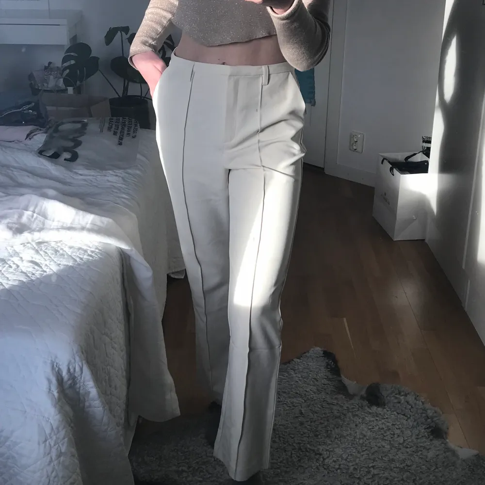 Vita/gräddfärgade kostymbyxor i rak modell. Mid/high waist med fickor fram. Endast testade och sedan bara legat i påsen de kom i. Köpta från asos!🥰. Jeans & Byxor.