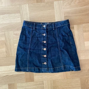 Jeanskjol -  Garderobsrensning!☀️ Jättefin jeanskjol från Gina tricot, perfekt till sommaren och våren 