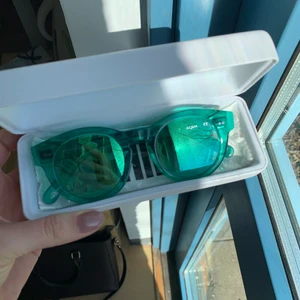 CHIMI 003 Aqua - Ett par fina, trendiga solglasögon från CHIMI. Har använd 1 gång, men säljer då de är för stora för mitt huvud. Köparen står för frakt men kan också mötas i Lund🥰❤️