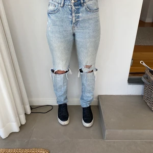 jeans  - Snygga jeans med hål på knäna. Lite långa för mig men dom passar, jag är 1,65 cm! Köpare står för frakt💗