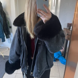 Jeansjacka med päls - Superfin jeansjacka med avtagbar päls, 2 och 3 bilden är lånad💕 i storlek S/M
