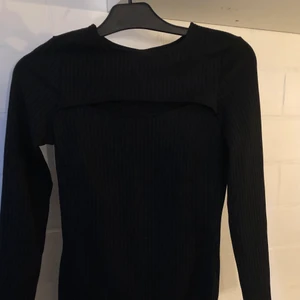 Ursnygg klänning  - Säljer denna ursnygga klänningen, som har en cool detalj vid bröstet. Säljer då den aldrig kommer till användning. Storlek S 