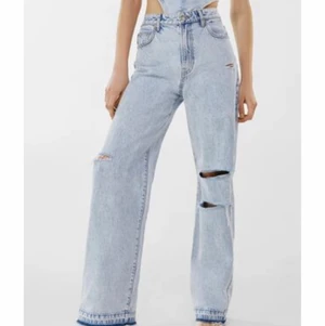 Bershka jeans strl 32 - Sköna och bekväma jeans som tyvärr har blivit för små för mig. Använda många gånger men inga fläckar eller slitningar någonstans där det inte redan ska vara. Köpta för 400kr. Frakt ingår i priset💕💕 Första bilden är lånad från hemsida!