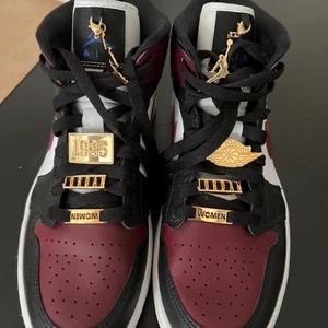 Jordan 1 Black Dark Beetroot - Säljer mina Jordan 1’s Black Dark Beetroot då dom inte kommer till användning. Skick, helt nya använda endast en gång. Box medföljer. Skriv för fler bilder! Kan mötas upp i Stockholm!