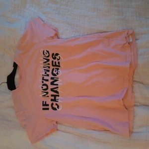 Ljus rosa T-shirt STL xs - STL xs använd ungefär 6-7 gånger.   Ljus rosa         T-shirt ett halv år 