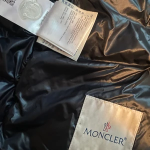 Moncler gui väst  - Säljer min Moncler gui väst storlek 1 alltså s i fint skick och såklart äkta priset kan filurers vid snabb affär.