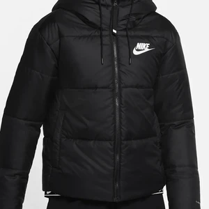 En svart Nike jacka i storleken S - En fodrad Jacka som inte kommit till stor användning. På baksidan av både höger och vänster arm finns en väldigt liten fläck. Det är dessutom en del av en tråd som ”stretchats” på baksidan av höger arm (se bild) - därav priset. Skriv för fler bilder :)