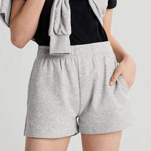 Gråa shorts från Gina Tricot i storlek M! Väldigt skönt material och fin färg💫 Lite stora på mig därav har jag inte använt dem så mycket! 