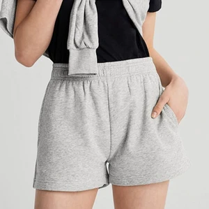 Shorts Gina Tricot gråa  - Gråa shorts från Gina Tricot i storlek M! Väldigt skönt material och fin färg💫 Lite stora på mig därav har jag inte använt dem så mycket! 