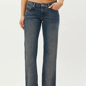 Weekday Arrow - Säljer dessa Weekday arrow low jeansen i storlek 31/30. Passar mig som är 160cm och brukar ha storlek M. Använda ett fåtal gånger. 