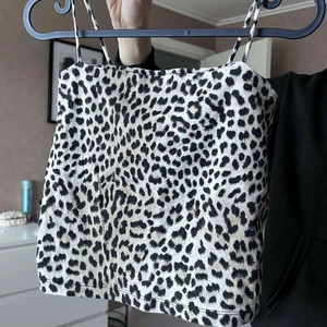 Linne - Jätte söt leopard mönster linne från Gina.