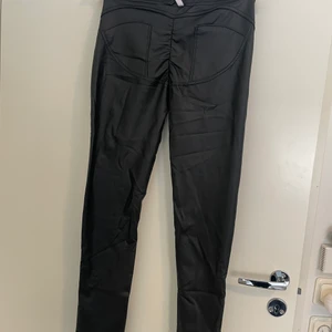 Skinn byxa  - Fejk skinn byxa . Stl 36 . Helt nya . Formar så rumpan ser större ut . 