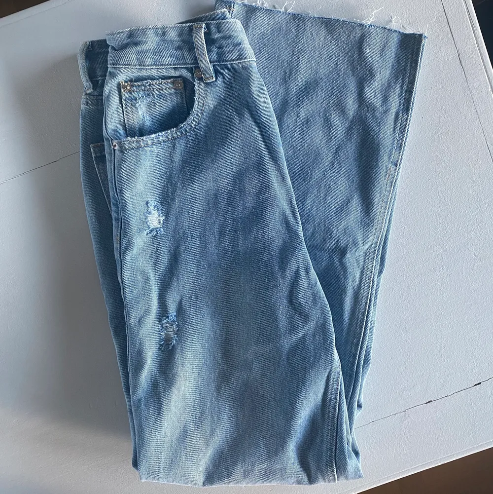 Säljer dessa vida jeansen. Sitter tajt i midjan och går sedan ut i benen. Är i storlek s!🤍. Jeans & Byxor.