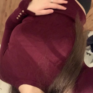 Röd stickad blus - Röd stickad blus med guldknappar.