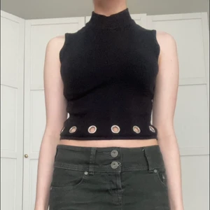 Unik och cool topp - Väldigt cool och unik topp som är jättesnygg till svarta byxor/kjol. Frakt blir 45kr💕