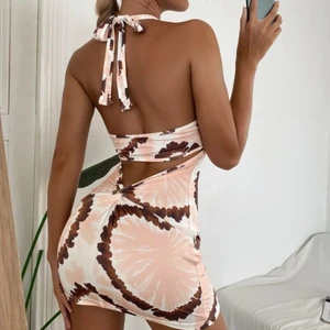 Klänning  - Sjukt fin klänning speciellt till sommaren! Skriv om du vill ha fler bilder eller har några frågor🥰 har massa mer billiga toppar, klänningar, jeans etc. På min sida så in och kika 😍