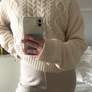 Superfin tröja från kappAhl ❤️ - Storlek 146, ganska använd men i bra skick, beige 🤍lång i armarna och inte för kort eller för lång vid magen😚köparen står för frakten👍🏼