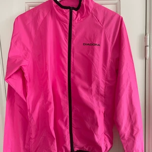 Rosa vindjacka i strl S - Rosa vind/träningsjacka från Diadora. Jackan har en liten trådmaska men är ingenting som syns. Endast använd ett fåtal gånger. 