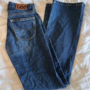 Jenas ifrån ca 90 talet. säljer dessa jeans pga att jag inte får på mig dom. Dom är vida i benen och i mycket bra kvalitet💗 hon på bilden är 174 lång 