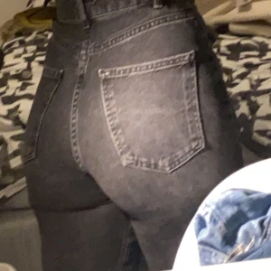 Gråa jeans - Använda fåtal gånger, Ger fin bundah, storlek 34, de är svart gråa