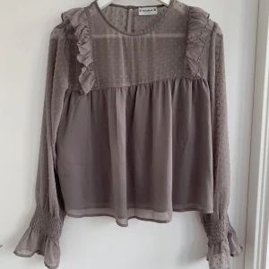 Tunn blus - En tunn, lite see through-blus från Pull & Bear. Jättefina detaljer, men lite för liten för mig