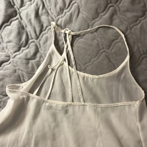 Linne - Ett vit fint linne med snörning på ryggen lite öppen i storleken XS🤗