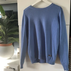 Tröja - Blå tröja i bra skick. Tröjan är använd några gånger men inga särskilda skador. Den är i storlek S