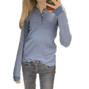 Randig tröja - Blå randig långärmad tröja från hm. Kommer inte till användning tyv. Jätte fin och skön. Ärmar: 64.5. Byst: 43cm