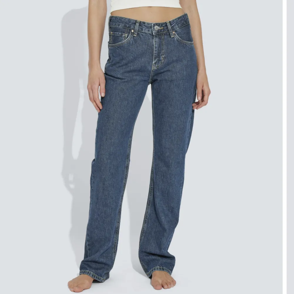 Säljer mina ”Low waist straight 570” jeans från bikbok. Supersnygga jeans men tyvärr lite för stora för mig. Säljer för 250kr inkl frakt.. Jeans & Byxor.
