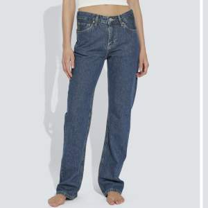 Säljer mina ”Low waist straight 570” jeans från bikbok. Supersnygga jeans men tyvärr lite för stora för mig. Säljer för 250kr inkl frakt.