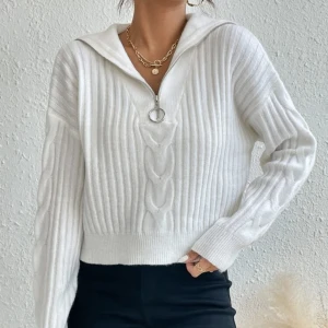 Ny stickad tröja  - Helt ny stickad tröja med krage i storlek S