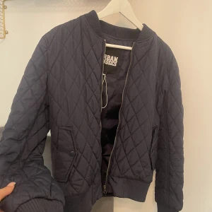 Vårjacka - Så Fin vårjacka med härlig passform! Perfekt nu till våren. Aldrig använd