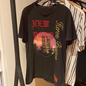 Heron Preston t-shirt - Limiterad New York skyline t-shirt från Heron Preston. Den är som ny, storleken är S men oversized så sitter som en vanlig T-shirt i medium.