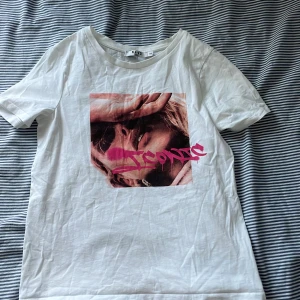 Cool t-shirt - Cool t-shirt från nakd med tryck på i storlek xs💗frakt ingår💗