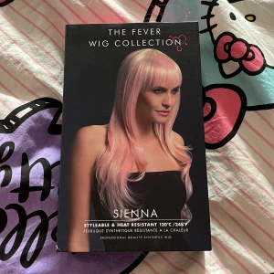 Rosa peruk Sienna Fever wig - Säljer denna peruk eftersom jag inte använder den längre. Den har inga tovor i sig och den är len. Perfekt för att använda till cosplay. Perukens funktioner står på lådan (bild 2) Skriv för mer info. Köpt för 350kr Tar endast Swish, köpare står för frakt.