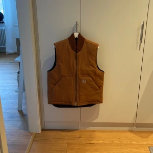 Väst - Carhartt vest storlek M i nyskick. Använd en gång sedan hängt i garderoben Köpt på naturkompaniet i januari-23