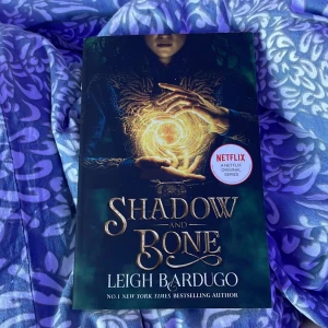 Shadow & bone bok - har bara stått på min hylla, behöver desperat bli av med den   helt oläst  