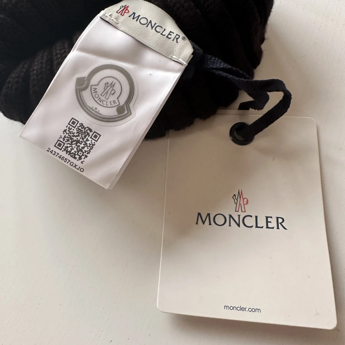 Moncler mössa  - 90