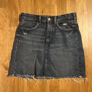 Jeanskjol - Säljer min jeans kjol men lite slitningar ,som ny💖pris 200+frakt stolek 36