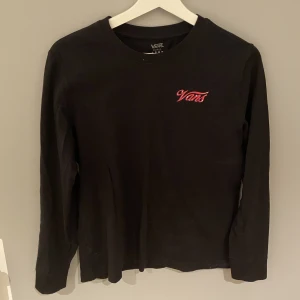 Långärmad  - Cool långärmad T-shirt från Vans med ett snyggt tryck där bak 😍