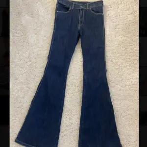 Dr Denim jeans i storlek S/32 (32 är längden och inte storleken)  Fint skick! 200kr😇